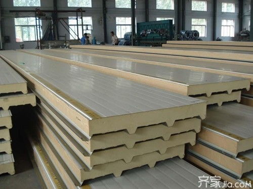 彩鋼瓦復(fù)合板與聚氨酯夾芯板的性能特點(diǎn)與應(yīng)用優(yōu)勢